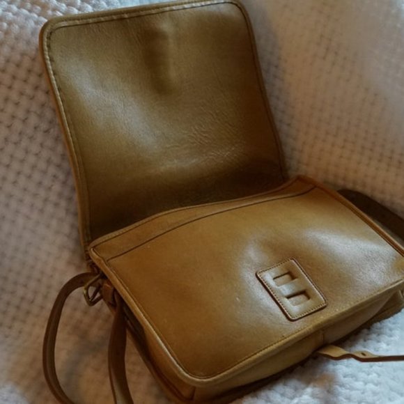 Gorgeous Vintage 1970's Tan Leather Coach Messenge - Picture 2 of 10